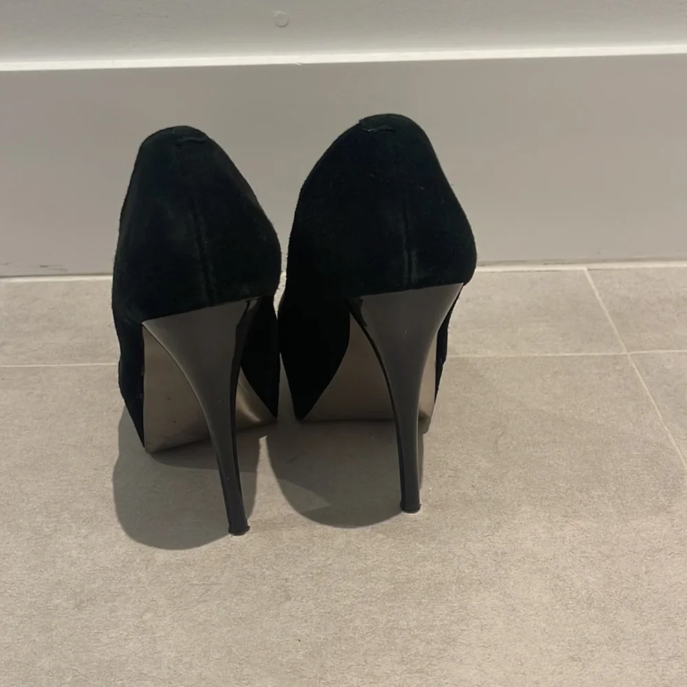 Steve Madden Caryssa black women size 6 suede alike round stilettos heels Y2K